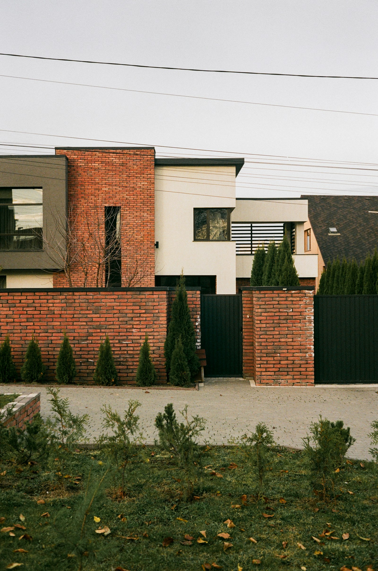 Moderne woning met gevel in baksteen en wit pleisterwerk