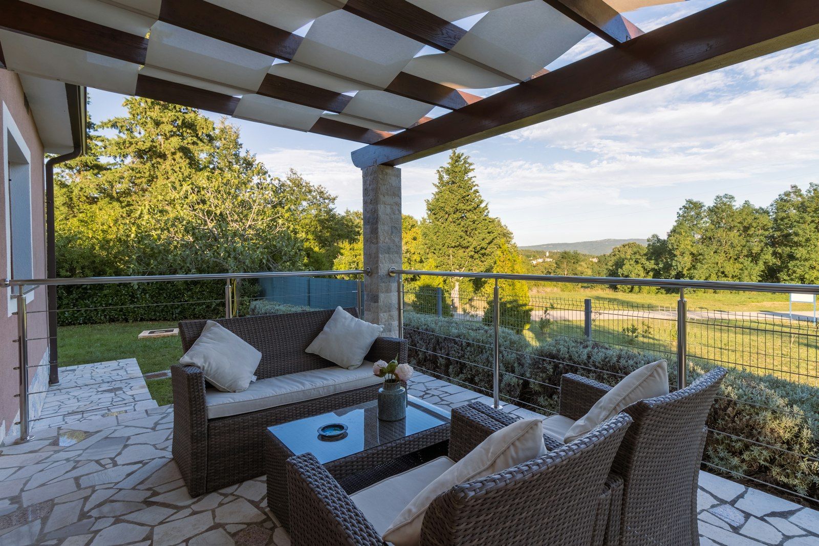 Terras met tuinmeubelen en natuurstenen vloer